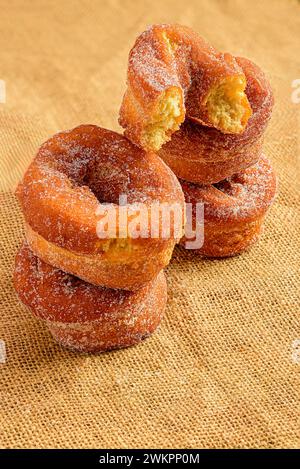 Nahaufnahme von gestapelten gebratenen Donuts auf einer textilen Oberfläche Stockfoto