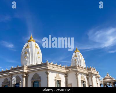 Ein malerischer Blick auf den Radha Krishna Tempel in Allen, Texas, vor einem klaren blauen Himmel an einem sonnigen Tag Stockfoto