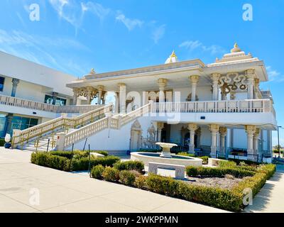 Ein malerischer Blick auf den Radha Krishna Tempel in Allen, Texas, vor einem klaren blauen Himmel an einem sonnigen Tag Stockfoto