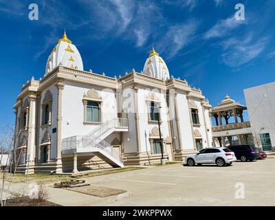 Ein malerischer Blick auf den Radha Krishna Tempel in Allen, Texas, vor einem klaren blauen Himmel an einem sonnigen Tag Stockfoto