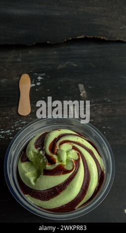 Das Foto ist ein Foto von Eis mit Avocado-Geschmack in einer Tasse mit schwarzem Hintergrund Stockfoto