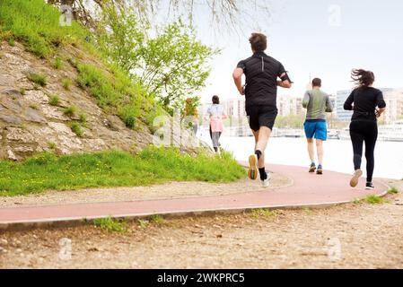 Leute, die auf einem Laufband im Park laufen Stockfoto