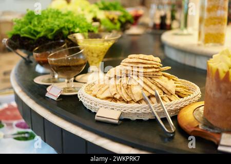 Essen, Platte und Brot im Restaurant Buffet für Catering-Service, Auswahl und Bankett zum Essen. Cafeteria, gute Küche und Nahaufnahme des Snacktisches Stockfoto