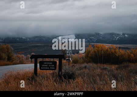 Ein Schild mit der Aufschrift, dass jetzt in den Grand Teton National Park eindringt, aufgenommen an einem kalten, schneereichen Tag. Stockfoto