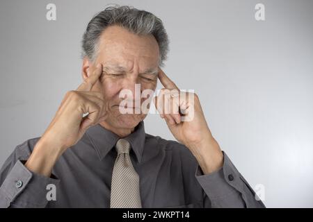 Ein älterer Mann in tiefen Gedanken Stockfoto