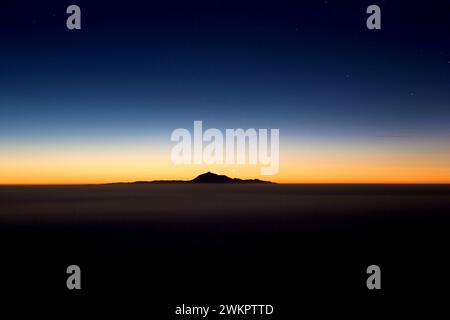 Blick vom Roque de los Muchachos auf den Pico de Teide auf Teneriffa am frühen Morgen, La Palma, Kanarische Inseln, Spanien Stockfoto