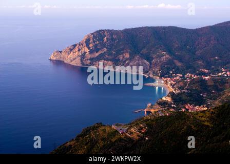 Bucht von Monterosso am frühen Morgen Nationalpark Cinque Terre, Ligurien, Italien Stockfoto