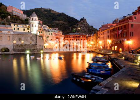 hafen von Vernazza am Abend Nationalpark Cinque Terre, Ligurien, Italien Stockfoto