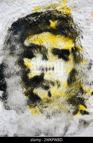 TOMAR, PORTUGAL - 28. APRIL 2015: Graffiti von Che Guevara auf einer alten Gebäudewand. In den letzten Jahrzehnten wurde das Gesicht von Che Guevara zum Symbol der Revolution Stockfoto