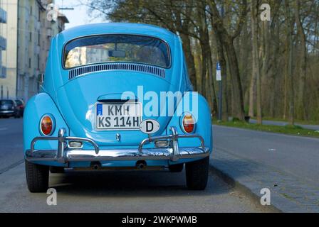 Heck eines hellblauen VW Volkswagen Käfers, der am Straßenrand geparkt ist, die Buchstaben KMH sind verändert und existieren in Deutschland nicht Stockfoto