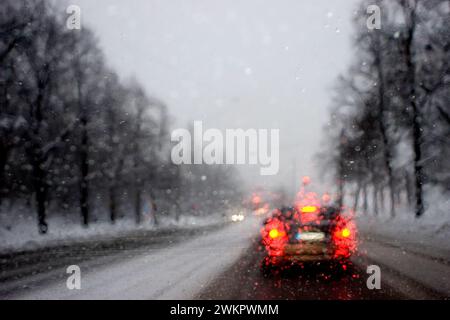 Schlechte Sicht durch die Windschutzscheibe bei Regen und Schnee, München, Bayern, Deutschland, Europa Stockfoto