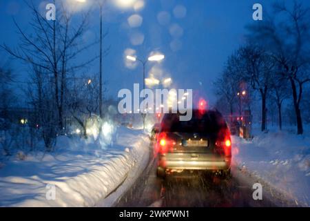 Schlechte Sicht durch die Windschutzscheibe bei Regen und Schnee, München, Bayern, Deutschland, Europa Stockfoto