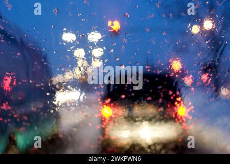 Schlechte Sicht durch die Windschutzscheibe bei Regen und Schnee, München, Bayern, Deutschland, Europa Stockfoto