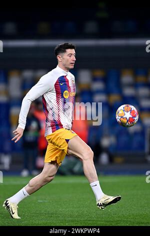 Robert Lewandowski vom FC Barcelona wärmt sich während des Champions-League-Fußballspiels zwischen dem SSC Napoli und dem FC Barcelona im Diego Armando Maradona-Stadion in Neapel (Italien) am 21. Februar 2024 auf. Stockfoto