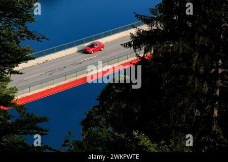 Brücke und roter volkswagen-Wagen über Sylvenstein in der Nähe von Dorf Fall, Bayern, Deutschland Stockfoto