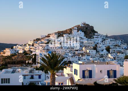 Panoramablick auf die malerische und weiß getünchte Insel iOS Greece Stockfoto