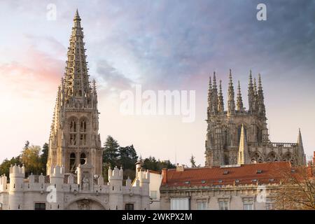 Sonnenuntergang der mittelalterlichen Stadt Burgos mit der Kathedrale im Vordergrund des Fotos. Kathedrale von Burgos im gotischen Stil. Kastilien und Leon. Stockfoto