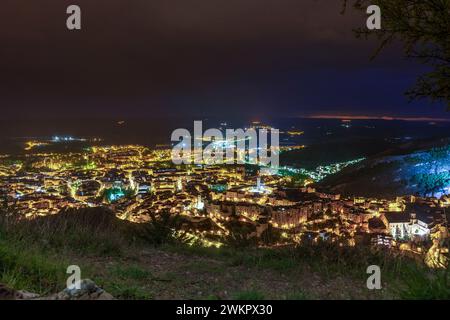 Spektakuläre Ausblicke auf die mittelalterliche Stadt Cuenca von einem Aussichtspunkt bei Nacht mit der großen Stadt beleuchtet von Lichtern. Castilla la Mancha. Stockfoto