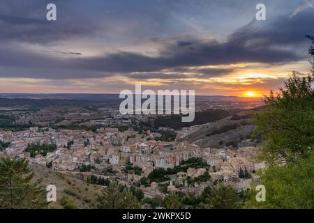 Spektakulärer Sonnenuntergang der mittelalterlichen Stadt Cuenca mit intensiven Farben am Himmel mit Panorama- und Luftaussichten vom Aussichtspunkt Stockfoto