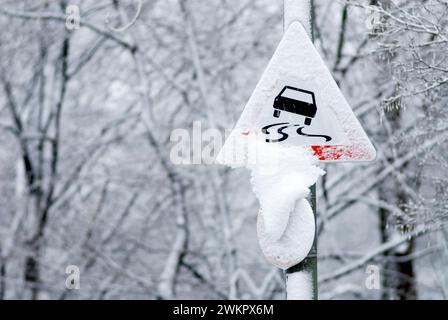 Warnschild Rutschgefahr, im Winter schneebedeckt, München, Bayern, Deutschland Stockfoto