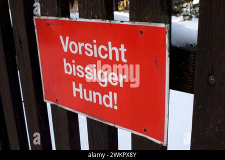 deutsches Warnschild an der Gartentür Vorsicht vor dem Hund, Vorsicht bissiger Hund, Deutschland Stockfoto