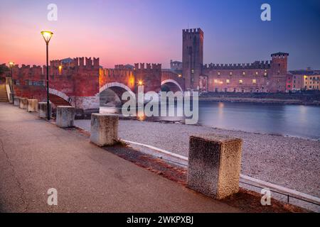 Verona, Italien. Stadtbild der schönen italienischen Stadt Verona mit der Castelvecchio-Brücke über die Etsch bei Sonnenaufgang. Stockfoto