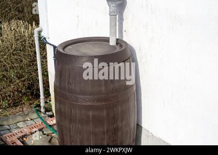 Altes Holzfass im Garten Stockfoto