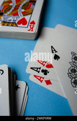 Foto von Spielkarten, die ordentlich auf blauem Hintergrund angeordnet sind Stockfoto