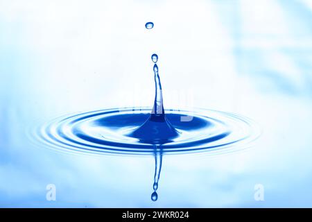 Ein Tropfen Wasser springt von der Wasseroberfläche nach oben Stockfoto