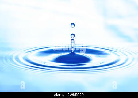 Ein Tropfen Wasser springt von der Wasseroberfläche nach oben Stockfoto