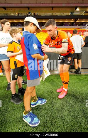 Brisbane, Australien. Februar 2024. James O’Shea (26 Brisbane) unterschreibt Autogramme für Fans nach dem Spiel der Isuzu Ute A League Stockfoto