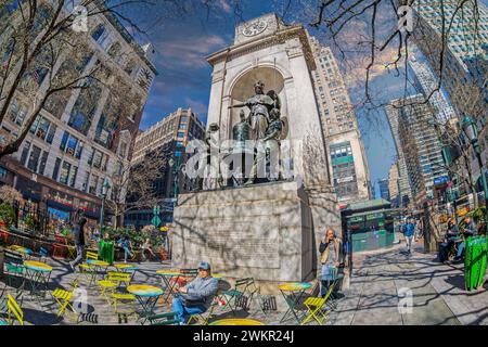 NEW YORK, USA - 7. MÄRZ 2020: Herald Square an der Kreuzung 6th Avenue mit Broadway und W 34th St. Das James Gordon Bennett Monument mit drei s Stockfoto