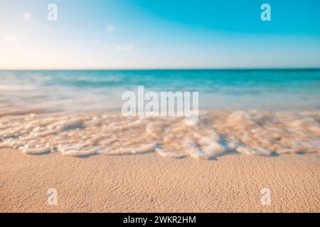 Fantastischer Blick aus der Nähe auf die ruhigen Meerwasserwellen mit orangefarbenem Sonnenaufgang Sonnenuntergang. Meditation an der Inselküste, Inspiration friedlich. Sommerurlaub Stockfoto