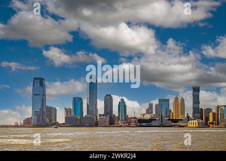 NEW YORK, USA - 9. MÄRZ 2020: Blick auf die Wolkenkratzer in New Jersey vom Hudson River und Battery Park City Esplanade, Manhattan, im Nachhinein Stockfoto