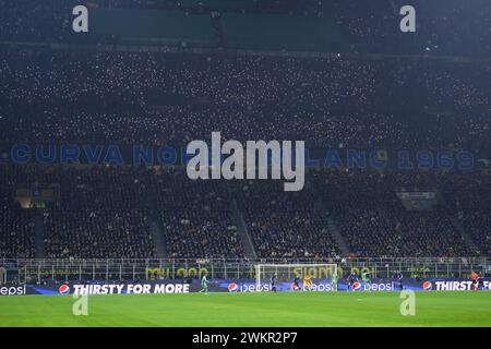 Mailand, Italien. 20. Februar 2024. Fans des FC Internazionale im Sektor „Curva Nord“ zeigen ihre Unterstützung beim UEFA Champions League-Spiel zwischen dem FC Internazionale und dem Club Atletico de Madrid. Quelle: Nicolò Campo/Alamy Live News Stockfoto