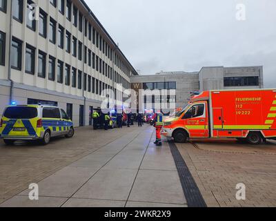 Wuppertal, Deutschland. Februar 2024. Polizeibusse und Krankenwagen werden in einer Schule eingesetzt. Mehrere Schüler wurden in einer Schule in Wuppertal verletzt. Ein Verdächtiger wurde verhaftet, sagte ein Polizeisprecher in Düsseldorf. Die Polizei war mit einer großen Anzahl von Offizieren vor Ort. Quelle: Christoph Petersen/dpa/Alamy Live News Stockfoto