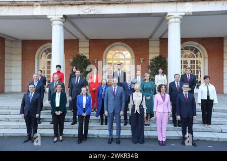 Madrid, 22.11.203. Moncloa Palace. Familienfoto der neuen Regierung unter dem Vorsitz von Pedro Sánchez vor der Tagung des Ministerrates. In diesem Bild posiert Pedro Sánchez mit den Ministern des neuen Kabinetts Nadia Calviño, erste Vizepräsidentin und Ministerin für Wirtschaft, Handel und Wirtschaft, Yolanda Díaz, zweite Vizepräsidentin und Ministerin für Arbeit und Sozialwirtschaft; Teresa Ribera, dritte Vizepräsidentin und Ministerin für den ökologischen Wandel und die demografische Herausforderung; María Jesús Montero, vierter Vizepräsident und Minister für Finanzen und öffentliche Funktion; José Manuel Albares, Mini Stockfoto