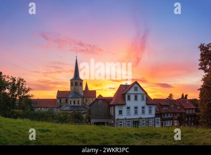 Farbenfroher Sonnenuntergang in Hildesheim mit Blick auf die St. Godehard-Kirche, Niedersachsen, Deutschland Stockfoto