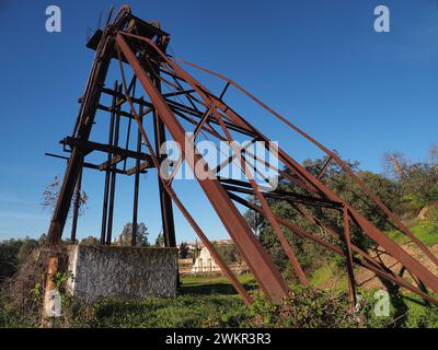 Malacate del antiguo complejo minero de la Mina São Domingos, ubicado en la parroquia de Corte do Pinto, en el municipio de Mértola, Portugal Stockfoto