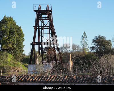 Malacate del antiguo complejo minero de la Mina São Domingos, ubicado en la parroquia de Corte do Pinto, en el municipio de Mértola, Portugal Stockfoto