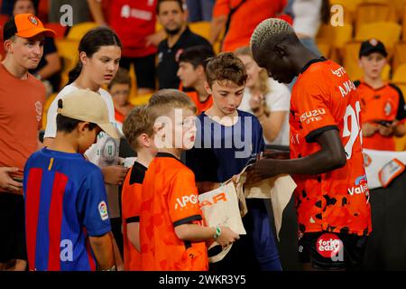 Brisbane, Australien. Februar 2024. Ayom Majok (99 Brisbane) signiert Autogramme für Fans nach dem Spiel der Isuzu Ute A League Stockfoto