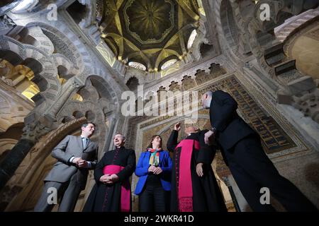 Córdoba, 01/31/2024. Die Restaurierungsarbeiten an der Maqsura der Moschee-Kathedrale beginnen. José María Bellido, Joaquín Alberto Nieva, Ana López, Demetrio Fernández und Eduardo Lucena in der Maqsura. Foto: Valerio Merino. ARCHCOR. Quelle: Album / Archivo ABC / Valerio Merino Stockfoto