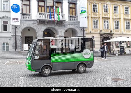 LJUBLJANA, SLOWENIEN - 7. MÄRZ 2023: Ein kostenloses öffentliches Elektroauto fährt durch das historische Stadtzentrum der Stadt. Stockfoto