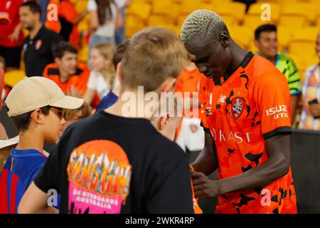 Brisbane, Australien. Februar 2024. Ayom Majok (99 Brisbane) signiert Autogramme für Fans nach dem Spiel der Isuzu Ute A League Stockfoto