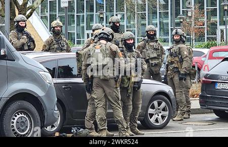 Wuppertal, Deutschland. Februar 2024. Spezialeinheiten sind in einer Schule stationiert. Mehrere Schüler wurden in einer Schule in Wuppertal verletzt. Ein Verdächtiger wurde verhaftet, sagte ein Polizeisprecher in Düsseldorf. Die Polizei war mit einer großen Anzahl von Offizieren vor Ort. Quelle: -/Pressefoto Otte/dpa/Alamy Live News Stockfoto