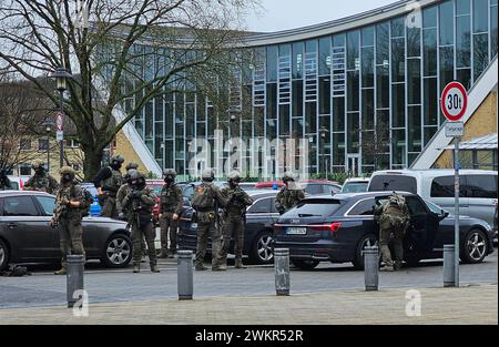 Wuppertal, Deutschland. Februar 2024. Spezialeinheiten sind in einer Schule stationiert. Mehrere Schüler wurden in einer Schule in Wuppertal verletzt. Ein Verdächtiger wurde verhaftet, sagte ein Polizeisprecher in Düsseldorf. Die Polizei war mit einer großen Anzahl von Offizieren vor Ort. Quelle: -/Pressefoto Otte/dpa/Alamy Live News Stockfoto