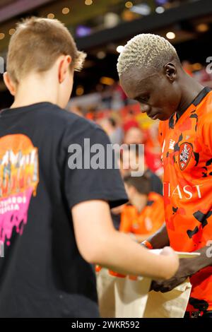 Brisbane, Australien. Februar 2024. Ayom Majok (99 Brisbane) signiert Autogramme für Fans nach dem Spiel der Isuzu Ute A League Stockfoto