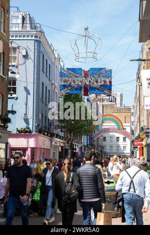 Die Carnaby Street ist für die Krönung dekoriert, während sich London auf die Krönung von König Karl III. Vorbereitet Stockfoto