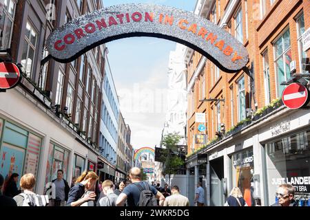 Die Carnaby Street ist für die Krönung dekoriert, während sich London auf die Krönung von König Karl III. Vorbereitet Stockfoto