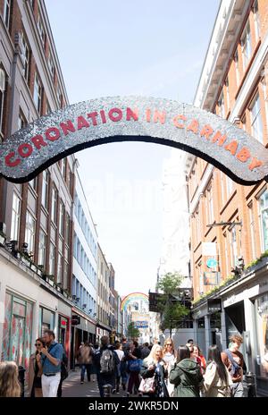 Die Carnaby Street ist für die Krönung dekoriert, während sich London auf die Krönung von König Karl III. Vorbereitet Stockfoto